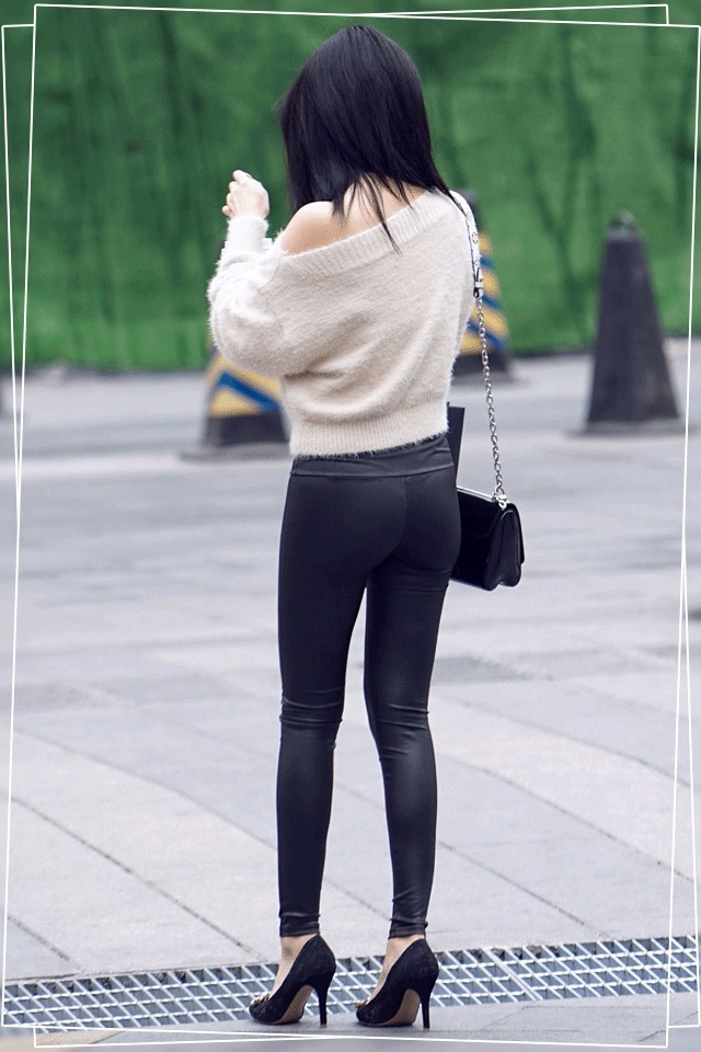 干练 牛仔裤搭配显得精致又颇为干练,让女性提升整体的曲线