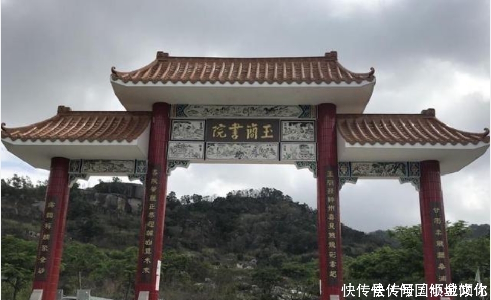 游客|中国最奇特的寺庙：被一颗石头“压”着400年，引来许多游客