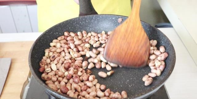 花生米还可以这样做，香酥暄软又多层，外面花钱学不到，太香了！