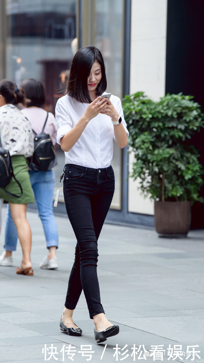 想穿牛仔裤打造通勤风,搭配一件白色衬衣就够了,简单大方又干练