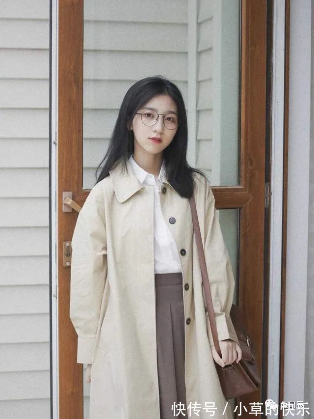 半身裙 秋冬流行的米色款式大衣,搭配上半身裙或阔腿裤,优雅又大方