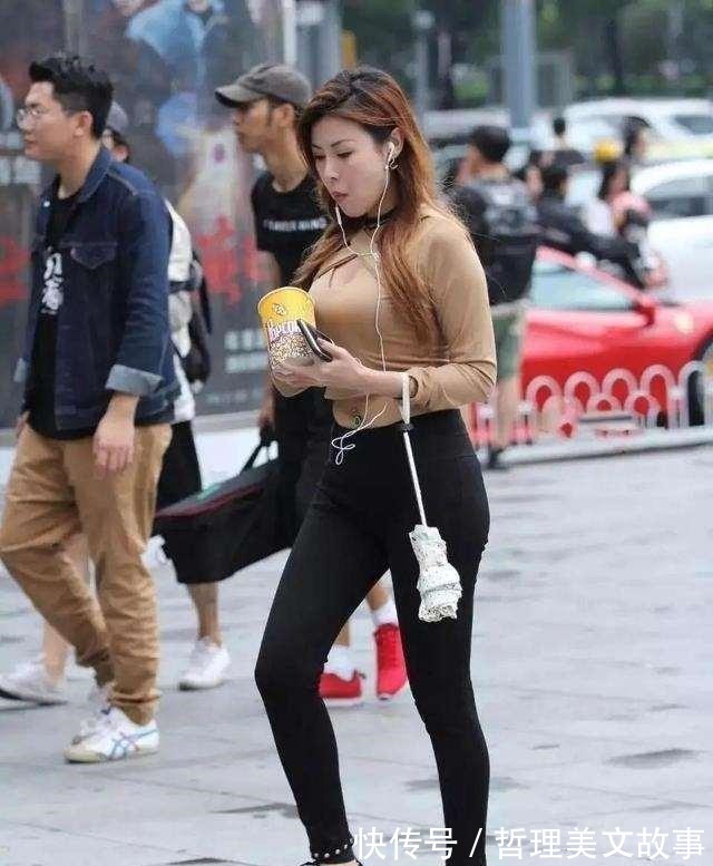 长袖 棕色修身长袖搭配黑色紧身打底裤,根据你的肤色,职业选择!