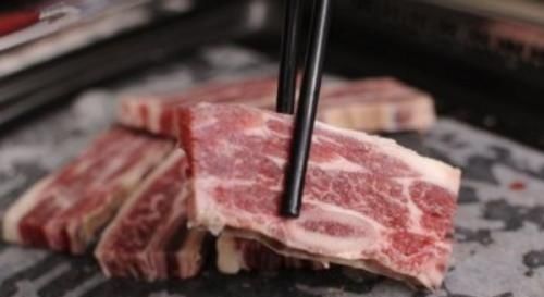 换纸|吃烤肉时,服务员问你“要不要换纸”,其实是种暗示,不懂很尴尬