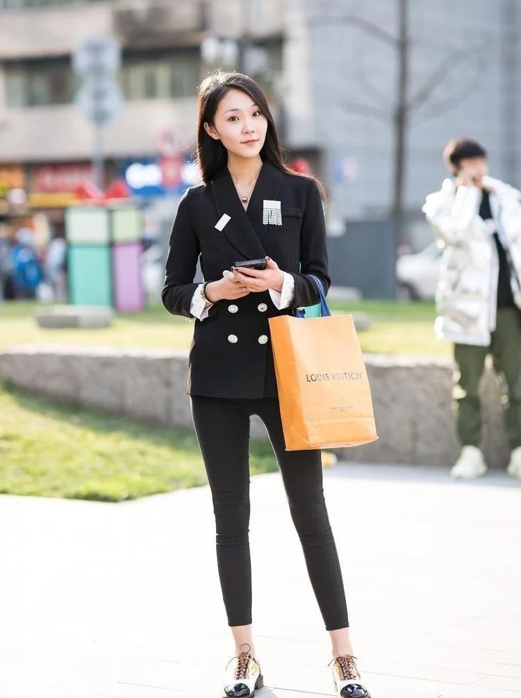 美丽|街拍:打扮洋气的美丽女孩,戴着一顶黑色帽子很有明星范