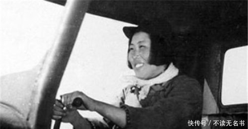 女子|旧版1元纸币上的女子,开着拖拉机被拍下照片,晚年才知道是自己