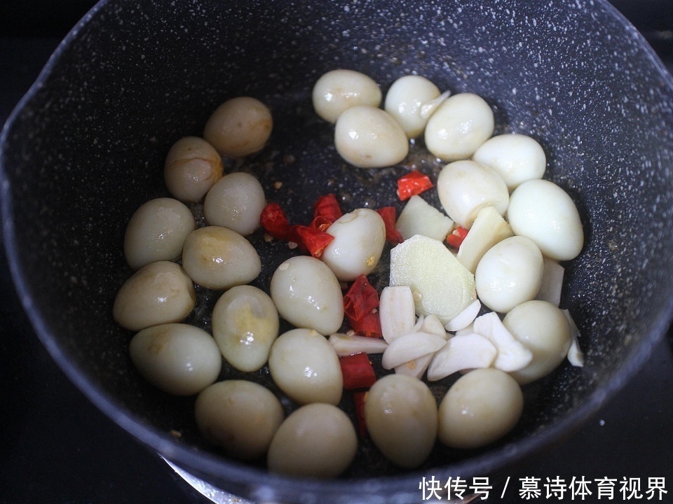 鹌鹑蛋别再卤着吃了,教你新做法,一口一个,比吃肉还过瘾