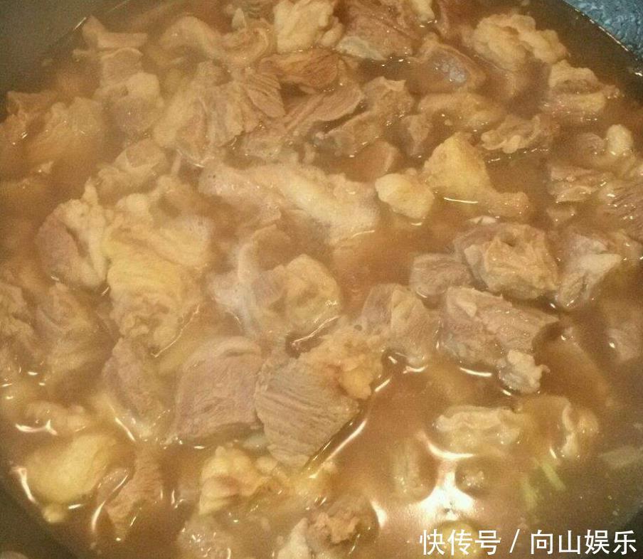  炖牛肉嚼不动咬不烂往锅里扔几片这东西，牛肉软烂入味还好吃