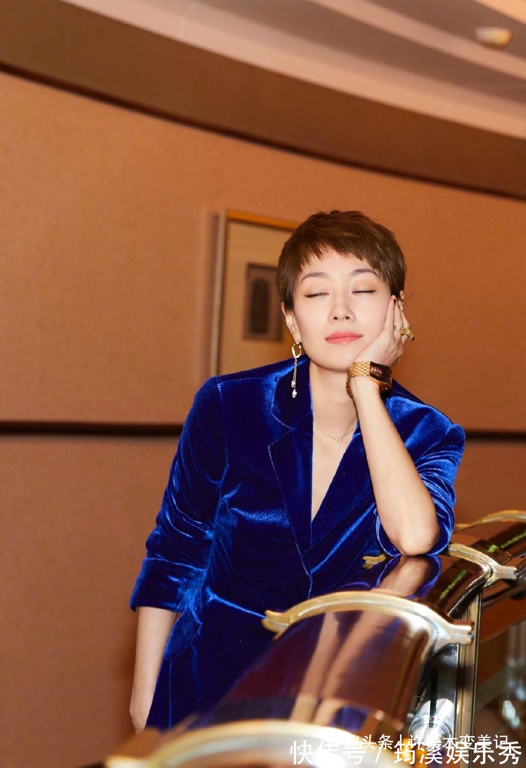 锁骨 奔五的女人尽量别留长发、烫卷发,推荐这5款发型,太减龄了