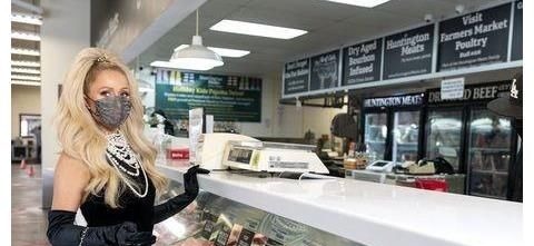 帕丽斯·希尔顿上演史上最浮夸真人秀!戴钻石手套做饭