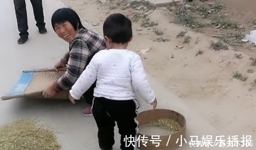 勤劳|“勤劳奶奶”带娃干农活火了,萌娃“尽情摇摆”的模样超起劲