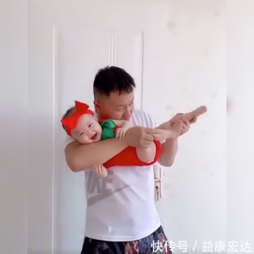 妈妈|萌娃任由爸爸将自己摆弄成“狙击枪”火了,网友爸爸比娃还开心
