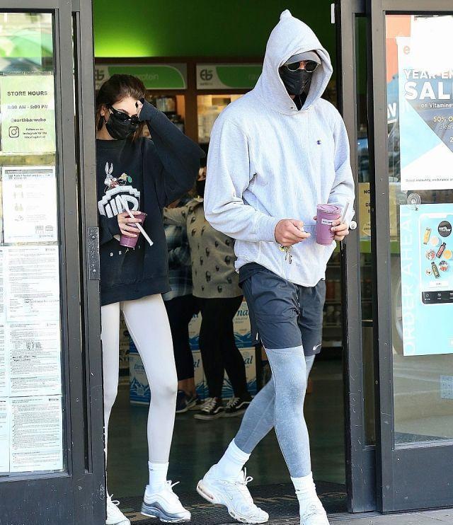 身材确实|凯雅杰柏穿无痕裤搭白色运动鞋和男友一起上街, 都是时尚健美咖