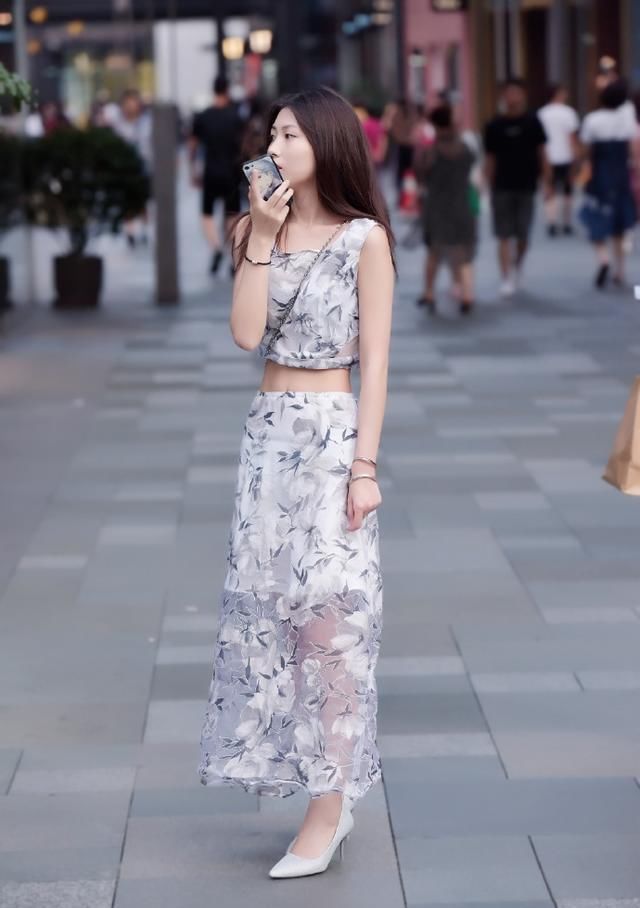 时髦女孩选择“国风”套装，不仅气质出众，而且大胆前卫