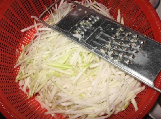 萝卜做馅时,先焯水或者用盐杀水都不对,教你一招,饺子口感特好