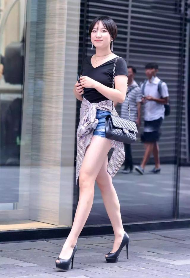 T恤|街拍小姐姐一件V领的黑色短袖T恤搭配牛仔短裤,尽显时尚魅力