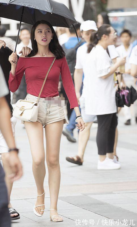 高跟鞋 小姐姐选择了高腰皮裤,勾勒出好看的腿型很有回头率