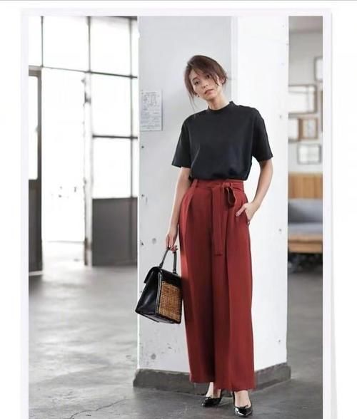 中年|建议中年女性，今夏多穿“极简穿搭”，看着简单却不失知性优雅