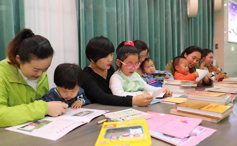 宝妈|幼儿园接娃放学也有“鄙视链”?高收入宝妈只能排底层,太难了