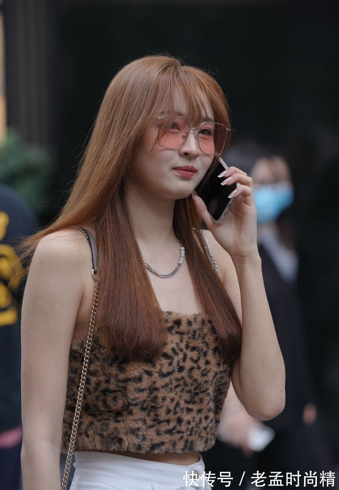 马丁靴|小姐姐的“豹纹背心”, 舒适又精致, 让你轻松做人群中的“焦点”