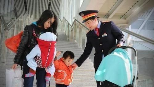 夫妻二人|“生二胎”和“不生二胎”的家庭,20年后的差距,真不是一般大