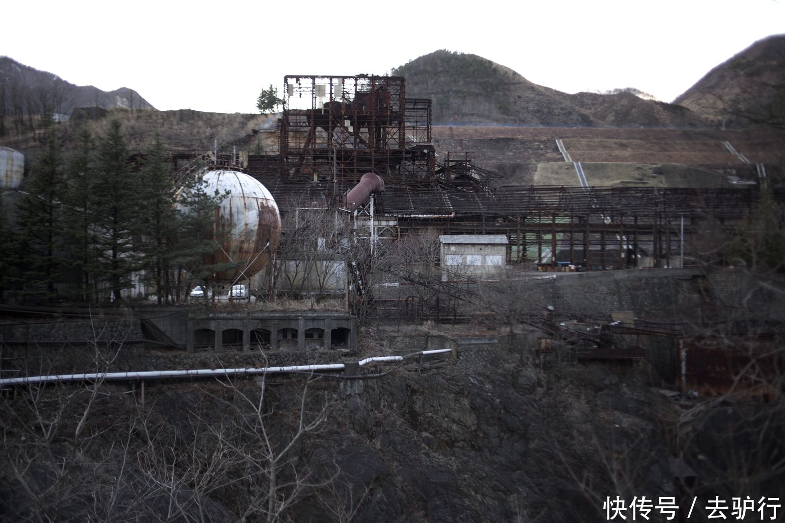 中年|荒废的日本百年小镇:配置火车学校,却被居民抛弃在山谷中
