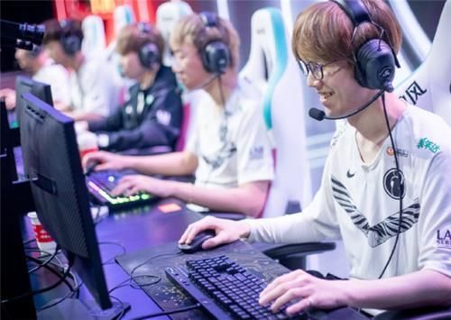 自由人|身价两千万的冠军选手，去新队后却待在地下室？自称已经有些后悔