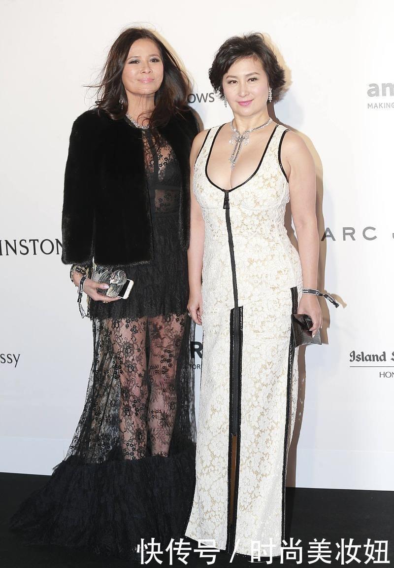 腰部|何超琼也太“敢穿”,穿大U领蕾丝连衣裙身材傲人,气质惊艳了