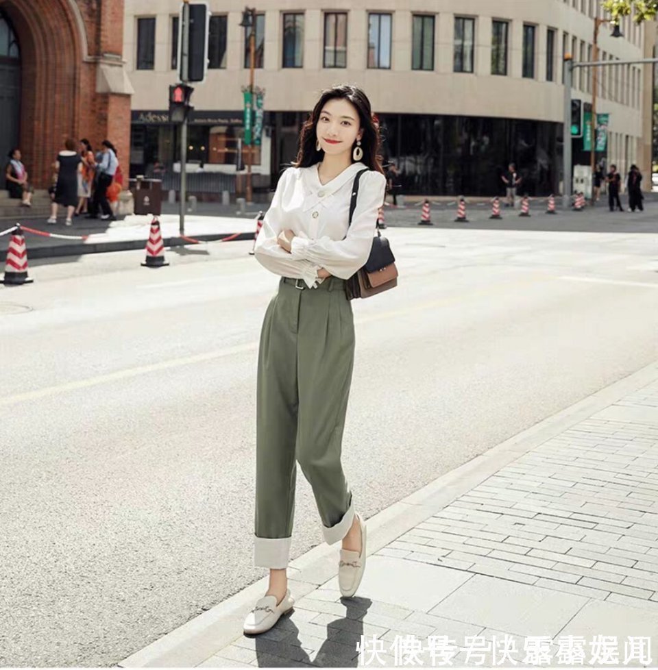 长发披肩|小姐姐搭配青春靓丽的衣服，非常漂亮长发披肩散发魅力！