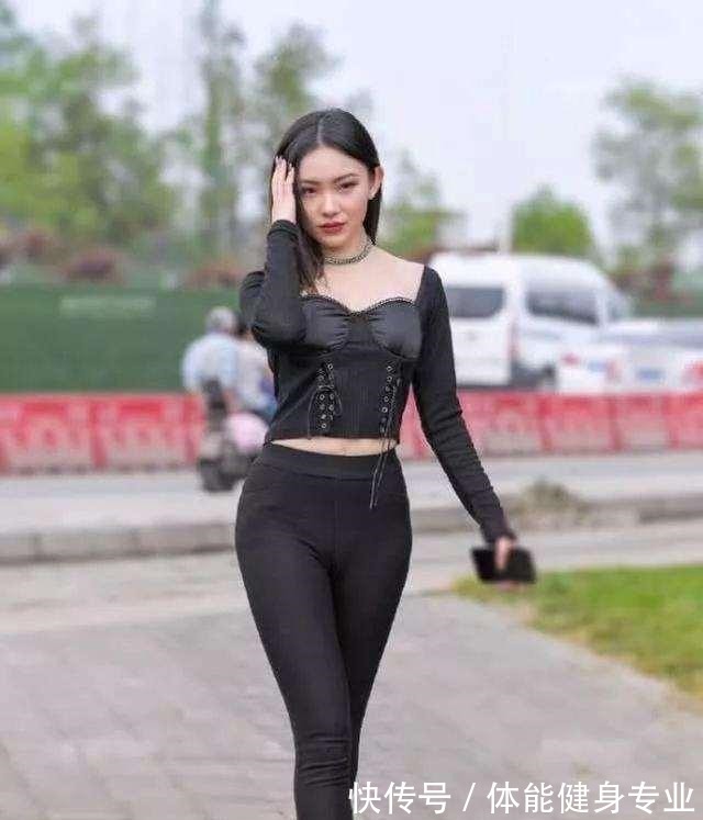 露脐上衣 白色露脐上衣搭配黑色休闲打底裤，简约不简单，凸显优雅气质！