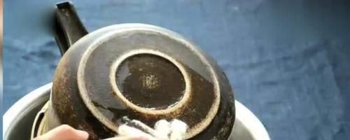 黑垢|锅用久了,底部“黑垢”厚又硬教你一个小妙招,干净还不费劲