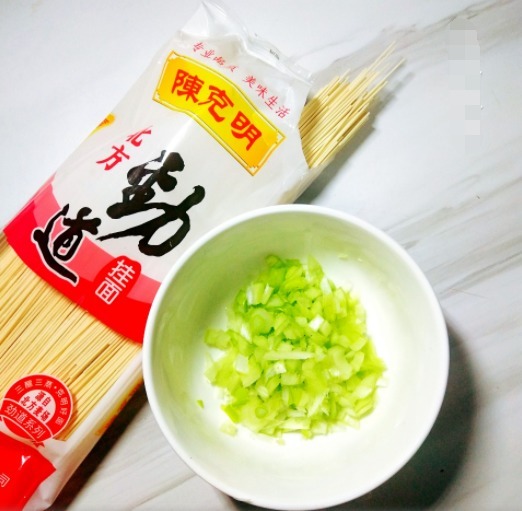 早上起来,3分钟做好的这碗葱花面,汤水鲜香,孩子一碗不够吃