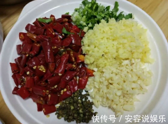 酸菜鱼用上这做法，鱼片滑嫩，酸菜爽口，食欲全开连汤都喝光