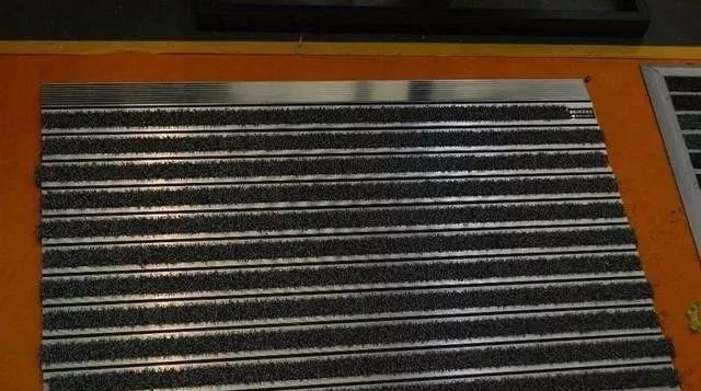 地板|越来越多人不在门口放地垫了,现在流行这样弄,省钱干净又实用