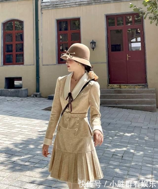 马甲 想显高显瘦不如试一下叠穿，毛衣马甲配白色衬衫和半身裙，超洋气