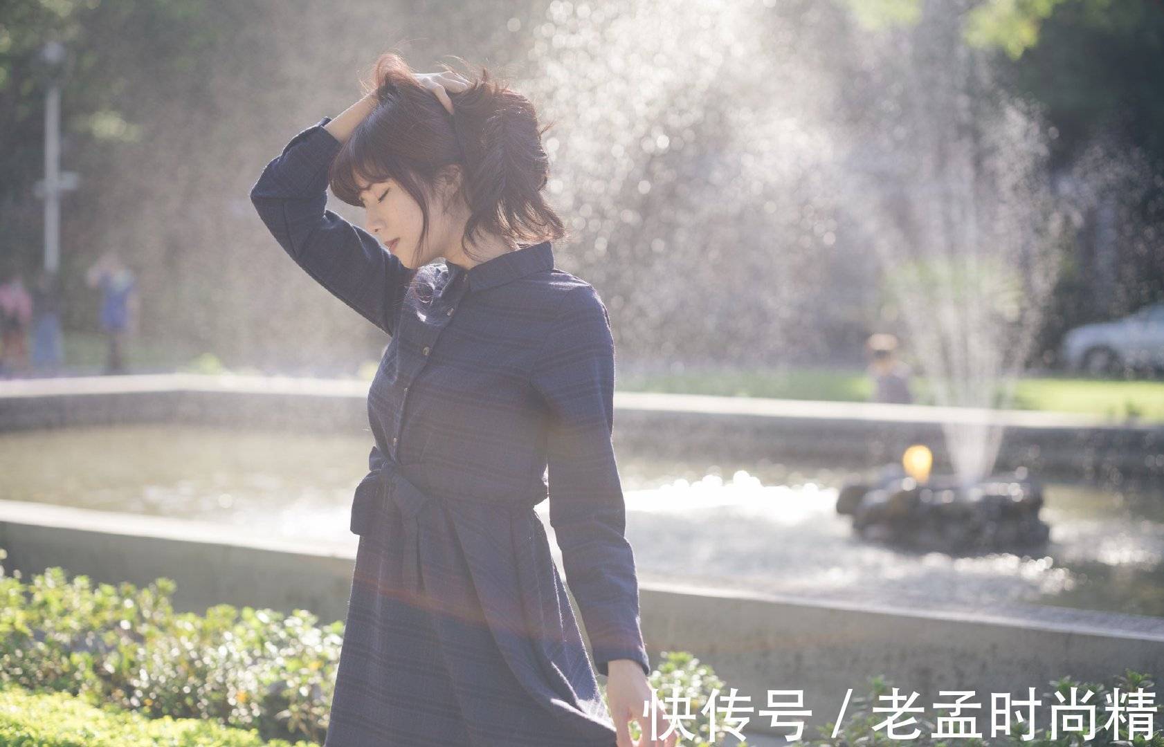 高跟短靴 深色的格子裙具有干练的气质,搭配黑色高跟短靴,凸显高挑身材