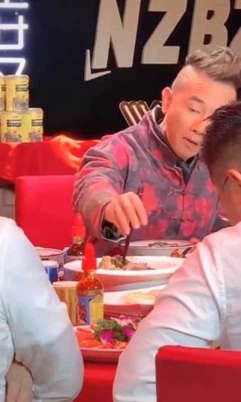 陈小春吃宴席被批没教养,自己扒菜不顾他人感受,对儿子却双标