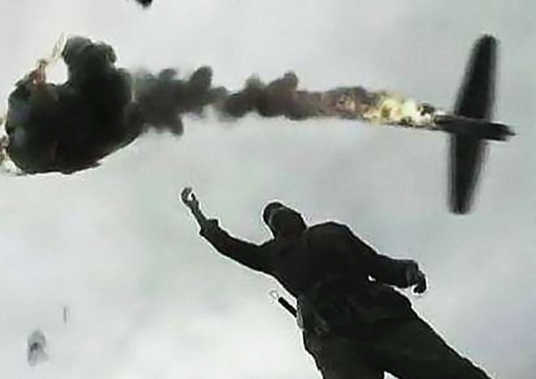 抗日神剧:轻功躲子弹我忍,包子手雷我忍,燕双鹰的皮衣我忍不了