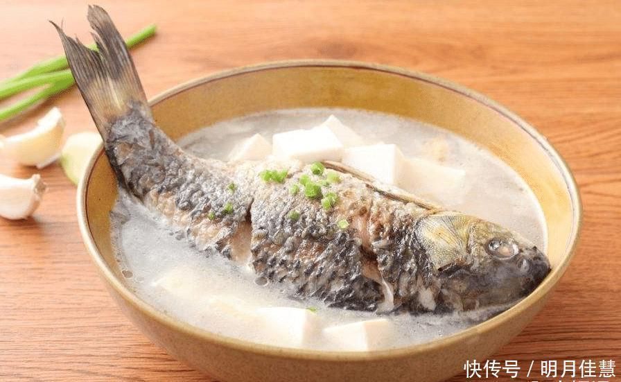 炖鲫鱼汤,万万不要直接下锅煎多做一步,汤鲜香浓白,好喝不腥