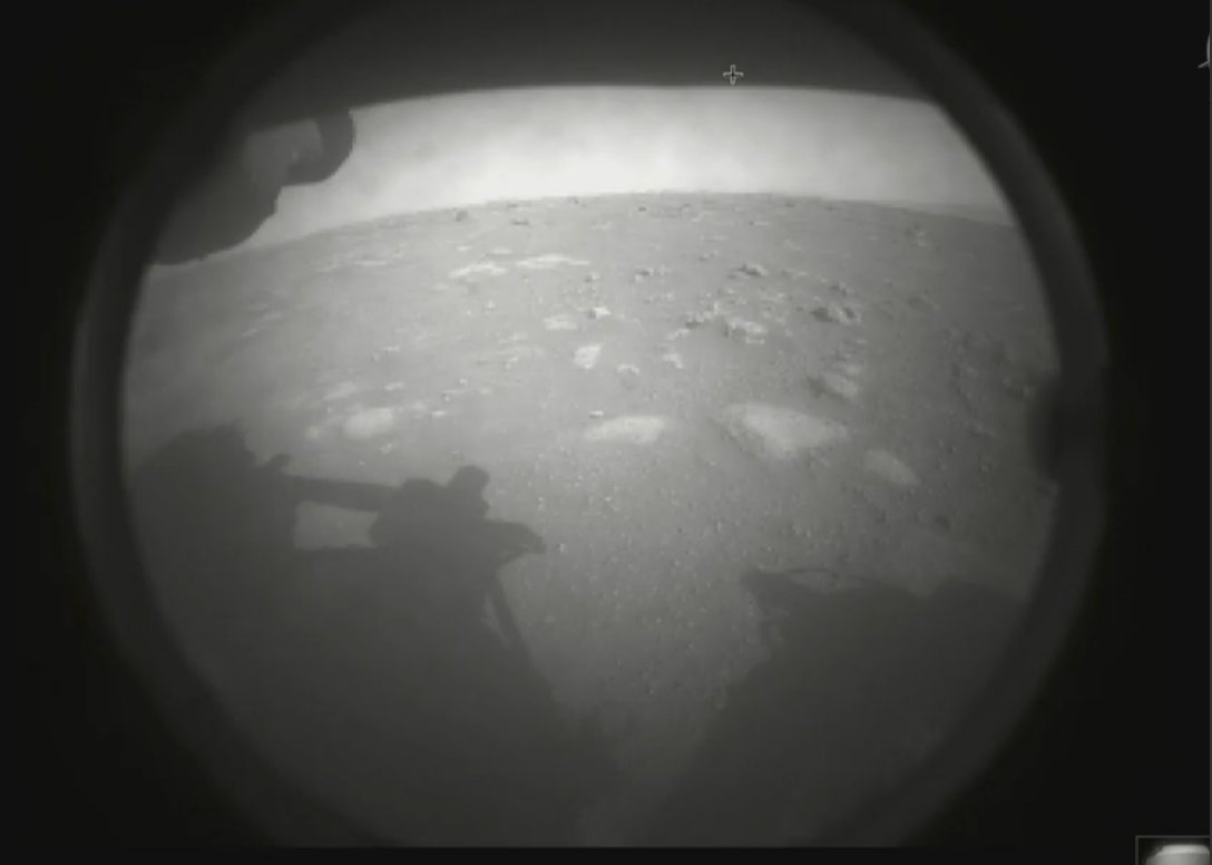 NASA“毅力号”火星车成功登陆火星并回传首张照片