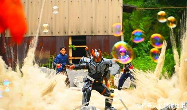 集带|假面骑士圣刃第3集带儿子旅行的骑士Buster,形象非常帅气