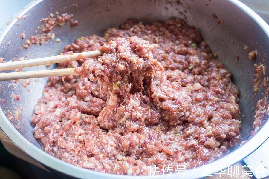 做猪肉馅儿饺子时，牢记“盐水油”口诀，鲜嫩多汁儿，香浓美味