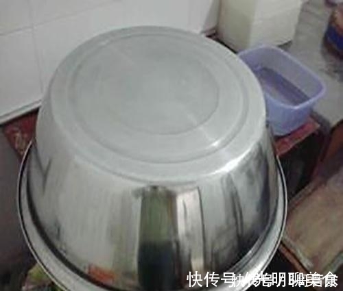 油乎乎的锅具总是很脏,再清洁时放点“它”,快速让锅焕然一新