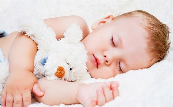 陪伴|孩子睡前必抱玩偶,不给就哭闹,家长这些因素不可忽略