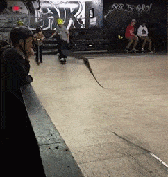 |搞笑GIF趣图:兄弟,你这是取多少钱啊带这么多保镖?