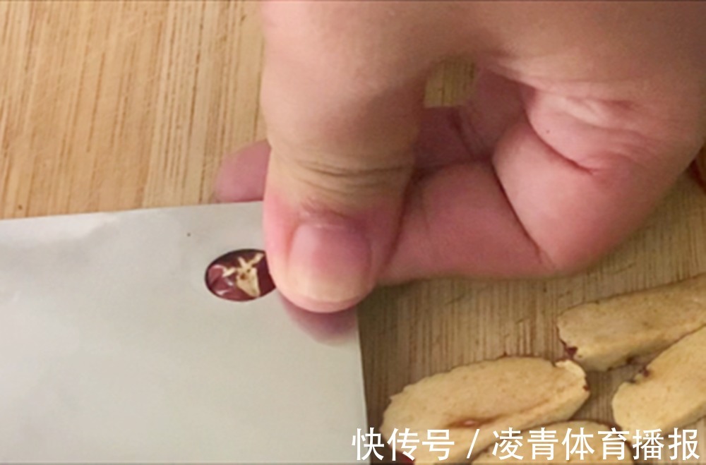 才知道,菜刀上的洞,竟隐藏了这3大功能,太实用了,赶快试一试