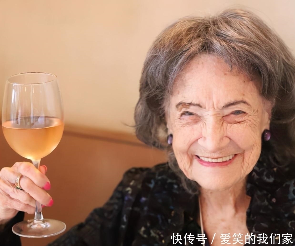 电影公司|101岁印度美人,练瑜伽90年,和小70岁男伴翩翩起舞,像少女