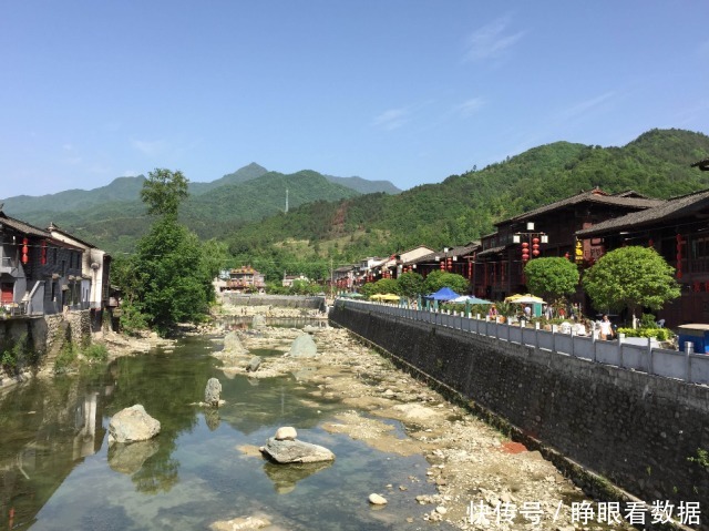 国内最神奇的一条街：三省共有一条街，建筑风格独特景色绝美