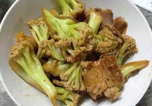 炒花菜时,万万别直接下油锅!多加“1步”,花菜又香又脆