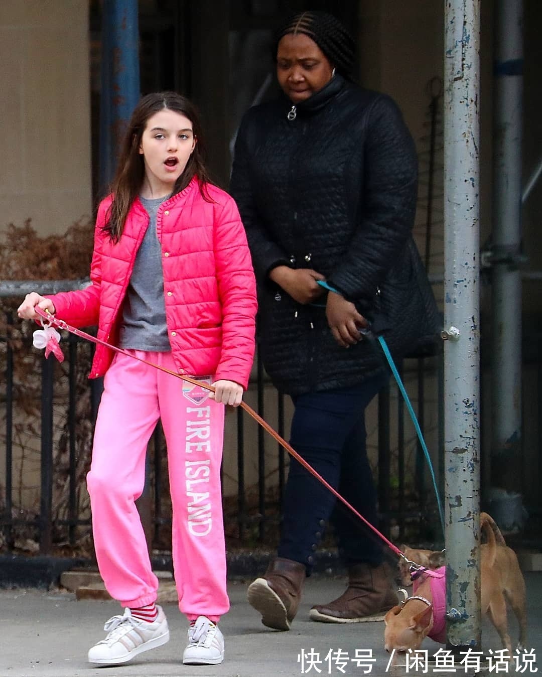 宽松|阿汤哥女儿真随性,穿“肥佬裤”配人字拖就出门,衣品确实是随妈