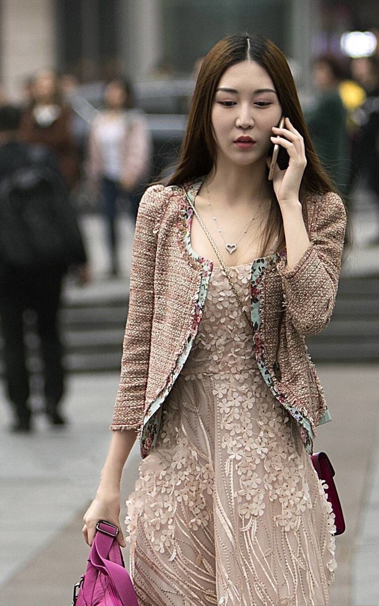 街拍:蕾丝连衣裙小姐姐,穿出女性优雅迷人的魅力